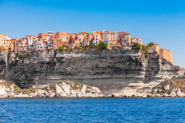 Colorés maisons sur la côte rocheuse, Bonifacio