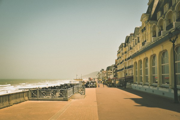 Bâtiments le long de la rue en bord de mer à Cabourg, Normandie, France