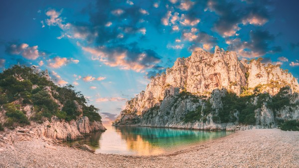 France, Cassis. Panorama des Calanques sur la Côte d’Azur française. Côte du Vau En proximité dans le sud de la France. Mer Méditerranée