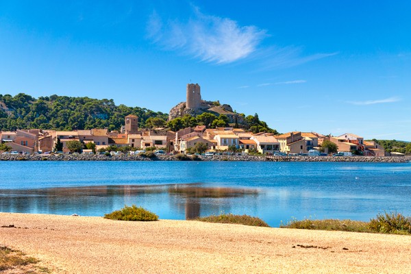 Vue sur le village de Gruissan, avec le château ruines Tour Barberousse et l’étang Etang de Gruissan en Languedoc-Roussillon.