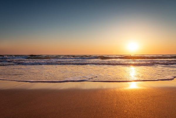Beau lever de soleil sur la mer