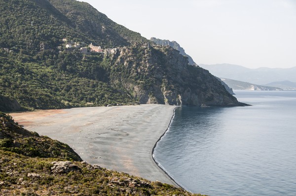 Plage de Nonza avec son village