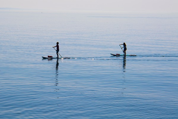 Deux personnes en stand up paddle sur la mer calme dans le Gard