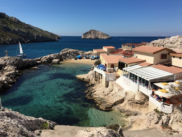Plage des Goudes à Marseille, crique turquoise et village pittoresque