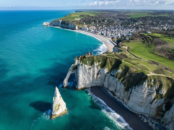 Aiguille de roche L’Aiguille et arche naturelle Falaise d’Aval Étretat Ville France Normandie