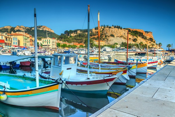 Port spectaculaire avec falaises du Cap Canaille, France, Europe