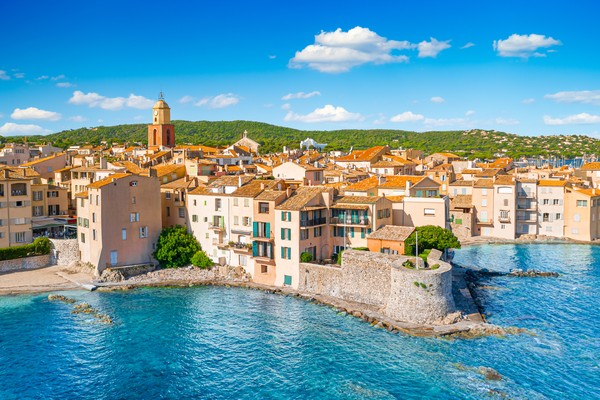 Vue de la ville de Saint-Tropez, Provence, Côte d'Azur, une destination populaire pour voyager en Europe