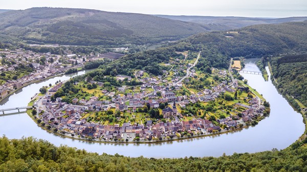 Vue aérienne panoramique des collines verdoyantes, du vieux village français, des méandres de la Meuse, Monthermé, Ardennes, France