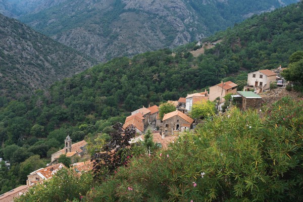 Vue panoramique sur le village d’Asco et la vallée d’Asco en Corse