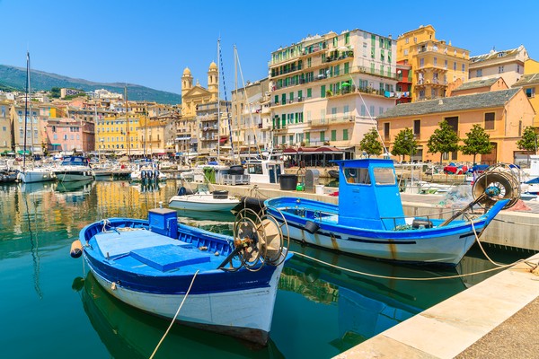 Bateaux de pêche traditionnelle dans le port de Bastia sur la journée d’été ensoleillée, Corse, France