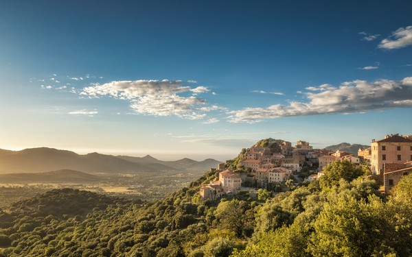 Village de Belgodere en Corse éclairé par le soleil de fin d’après-midi