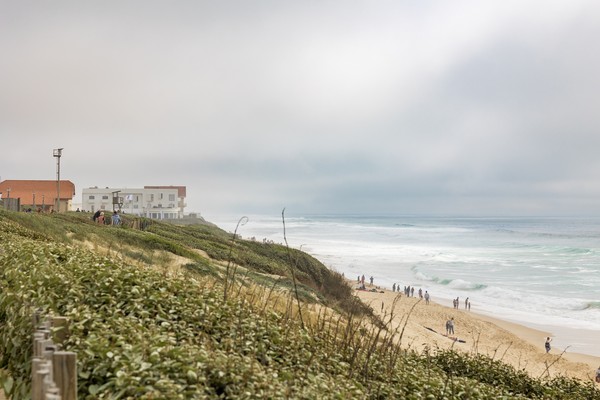 Vue de la plage centrale de Biscarrosse par mer agitée (Nouvelle-Aquitaine, France)
