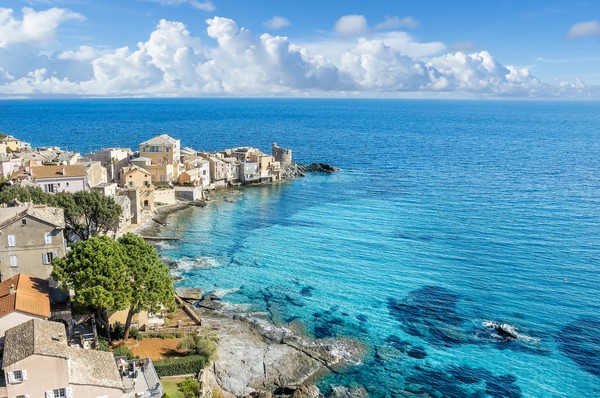 Paysage avec le village d’Erbalunga en Corse