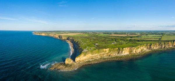 Falaises panoramiques et rivage à la Pointe du Hoc