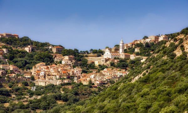 Le village de Corbara dans la région de balagne en Corse, France