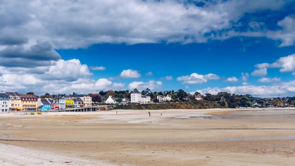 Beau village de Morgat avec la plage de sable et la côte rocheuse, Finistere, Bretagne (Bretagne), France.