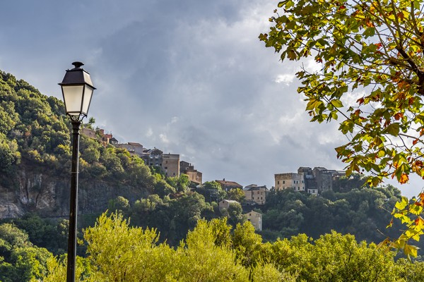 Village de Farinole vu de la montagne en Corse