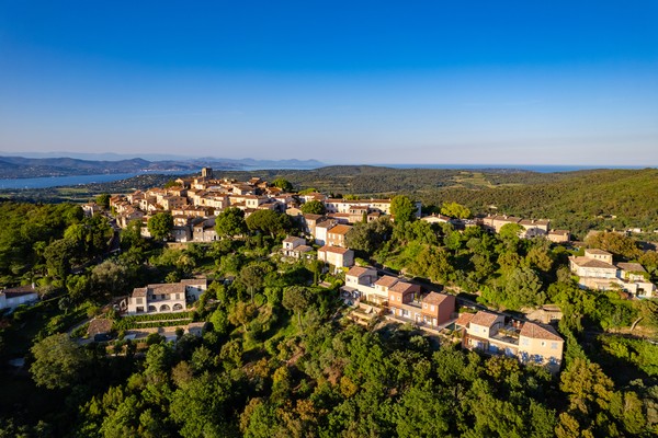 Vue aérienne du village français de Gassin