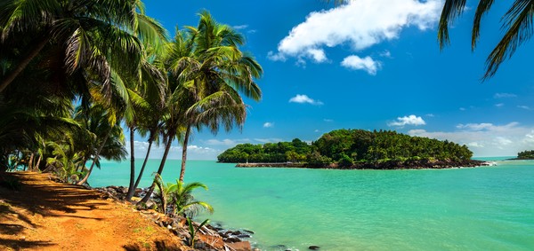 Vue de l’Isle Royale depuis l’île Saint-Joseph, îles du Salut en Guyane française