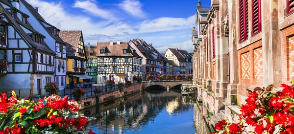 France, région Alsace et les villages les plus pittoresques. Ville traditionnelle colorée de Colmar avec ses canaux romantiques pittoresques, attraction touristique populaire, destination de la route des vins