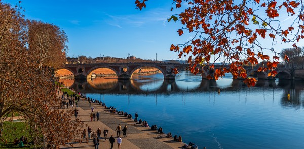 Pont Neuf sur Garonne et ses touristes, à Toulouse, en Haute Garonne, en Occitanie en France