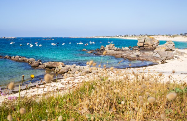 Plage rocheuse de Meneham sur la côte de Kerlouan en Bretagne, France