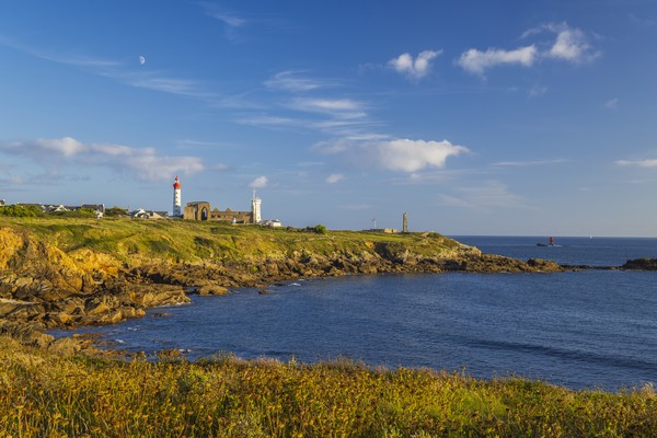 Littoral du Conquet avec Phare de Saint Mathieu et ruines de l’abbaye