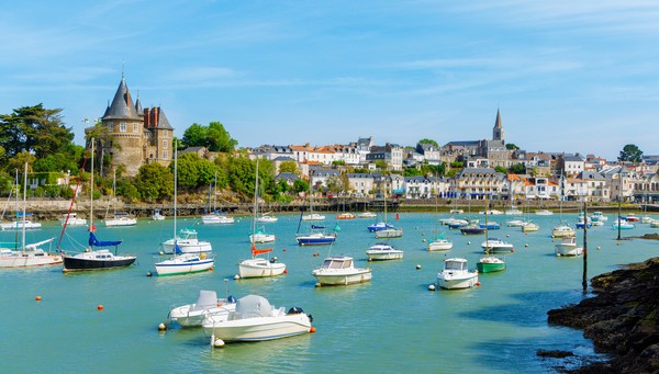 Vue panoramique de la ville de Pornic, port et château, Bretagne en France- Loire-Atlantique, région Pays de la Loire