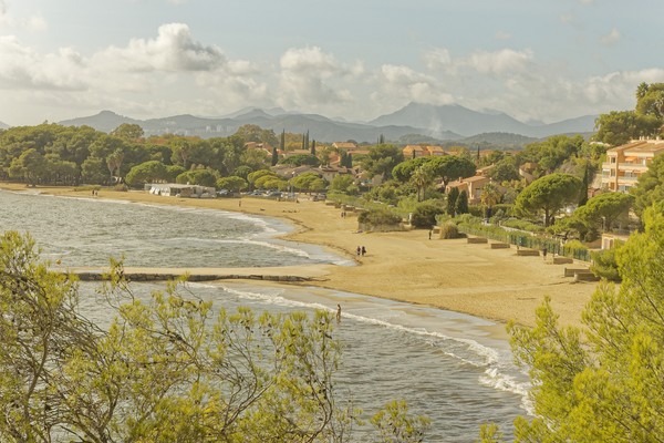 La plage d’Argentière vue du sentier du littoral à La Londe-les-Maures