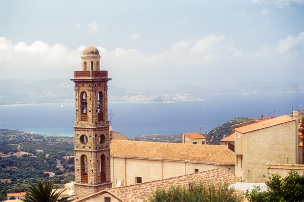 Village de Lumio, situé à Balagne, en Haute-Corse, avec une vue à couper le souffle sur la baie de Calvi
