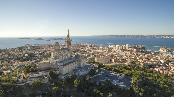 Vue à angle élevé du paysage urbain par la mer contre le ciel