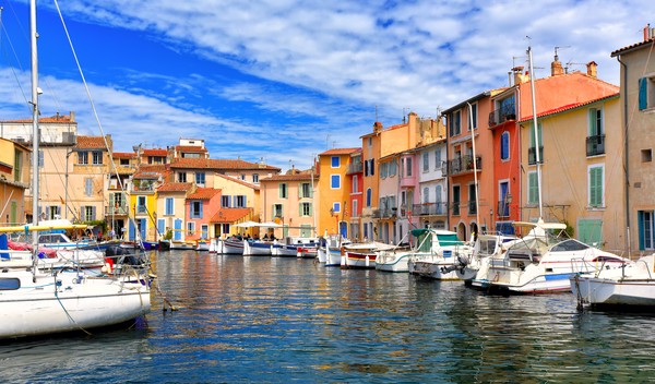Maisons colorées dans le port de Martigues, France