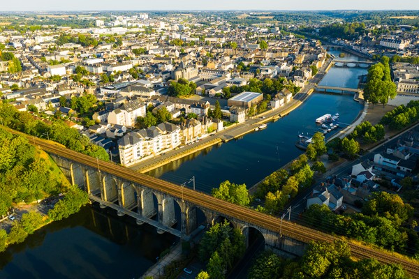 Vue aérienne de Laval avec pont ferroviaire sur la rivière Mayenne, France