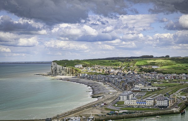Vue aérienne de Mers Les Bains avec les rochers d’Etretat en arrière-plan