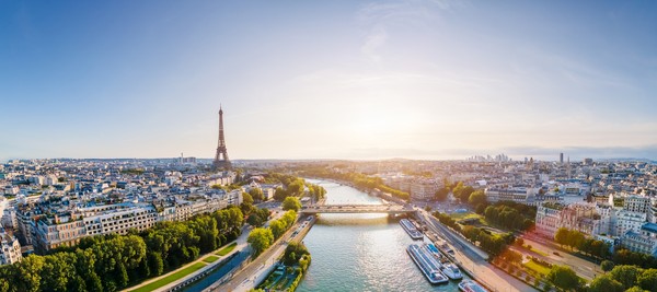 Panorama aérien de Paris avec seine et tour Eiffel, France. Destination de vacances d’été romantiques. Vue panoramique au-dessus des bâtiments historiques parisiens et des monuments avec ciel bleu et soleil