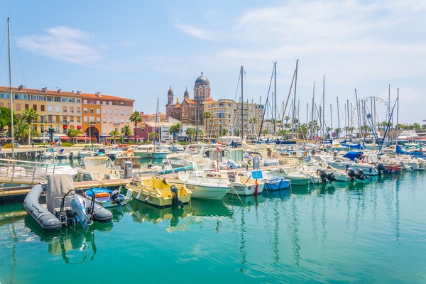 Port de plaisance de Saint Raphael, dominé par l’église de notre Dame de la victoire