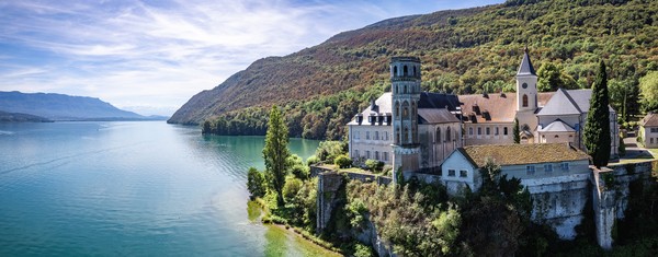 Vue aérienne de l’abbaye d’Hautecombe, ou abbaye d’Hautecombe, en Savoie, France
