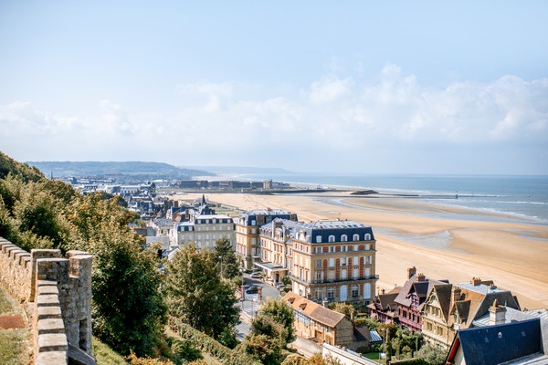 Bâtiments sur la plage à Trouville, France
