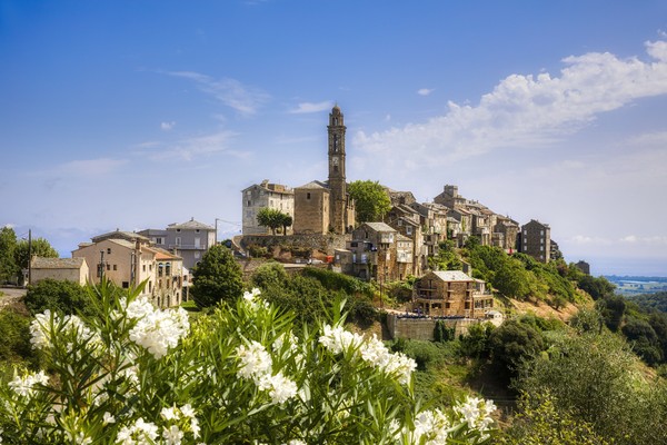 Vue de la belle ville de Venzolasca en Corse, avec l’église Santa Lucia