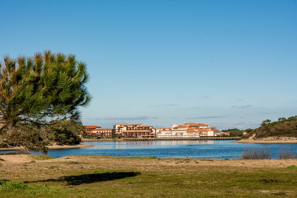 Promenez-vous le long du lac de Vieux Boucau dans le sud-ouest de la France se promener ou se détendre sur un bac au bord du lac de Vieux-Boucau et Soustons