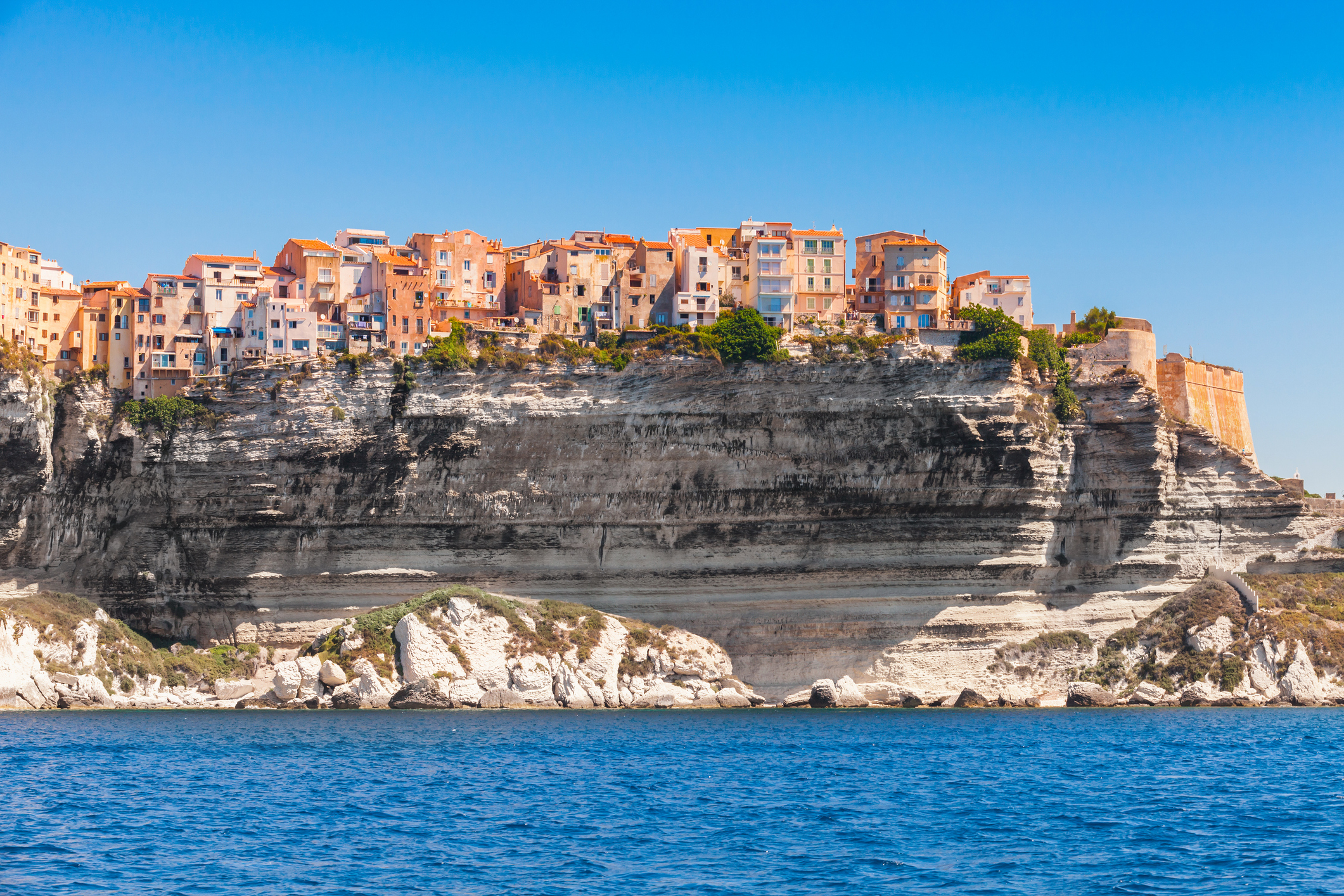 Colorés maisons sur la côte rocheuse, Bonifacio