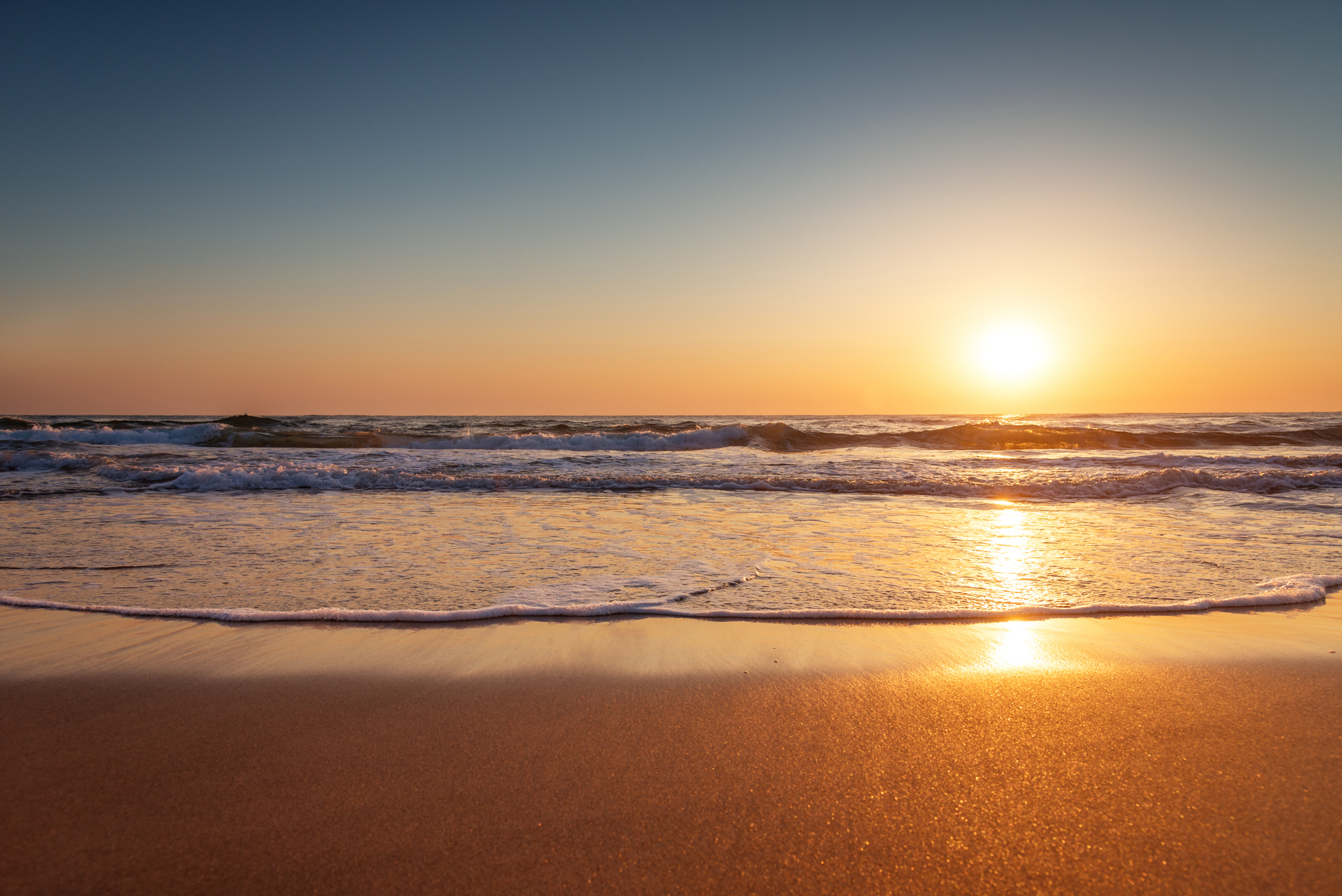 Beau lever de soleil sur la mer