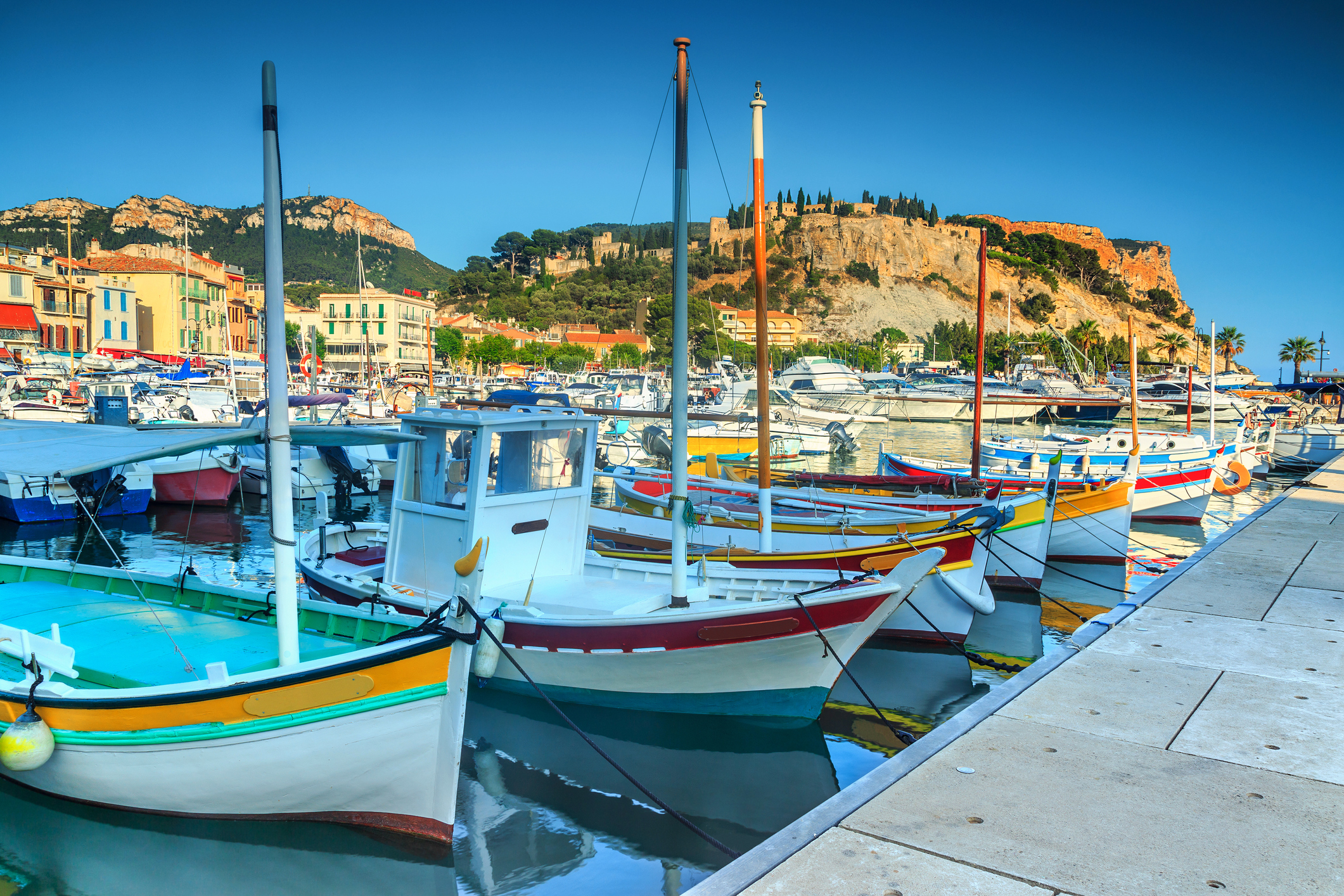 Port spectaculaire avec falaises du Cap Canaille, France, Europe
